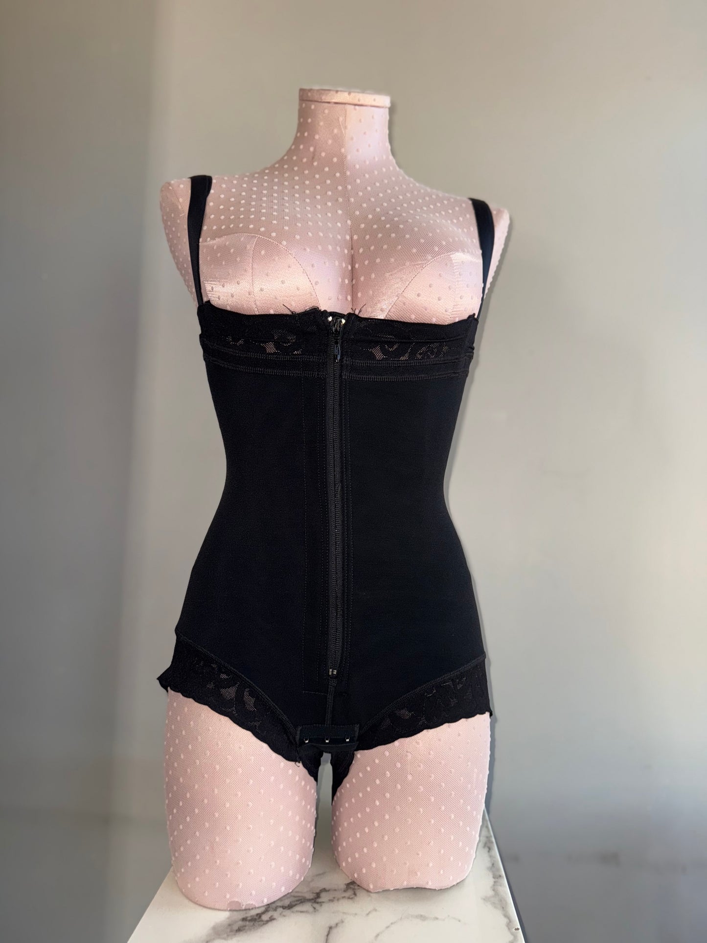 Braguita estilo secreto sin tirantes con cremallera